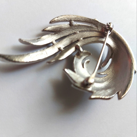 ❄️Crown Trifari Brooch Pin Silver Tone Brushed Polished Swirl Wave - Picture 3 of 5